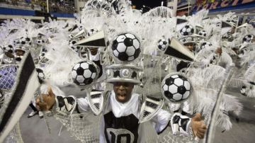 Ambiente mundialista se vive en el carnaval de Brasil que inició ayer a ritmo de  samba en Sao Paulo.