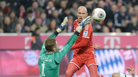 Arjen Robben (c) marcó un triplete para ayudar al Bayern Munich ampliar a 20 puntos su ventaja sobre el Dortmund.