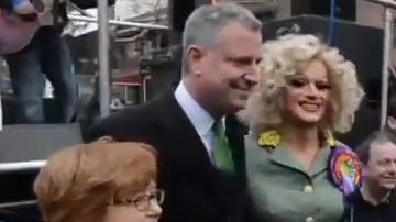 El desfile nació ante la negativa de los organizadores del desfile de San Patricio de permitir a homosexuales ser identificados como tales.