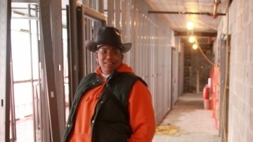 La plomera María Melenciano, acompañada de Ramona Allegrini (atrás) durante su trabajo de construcción en  una vivienda de Creston Ave. en El Bronx.