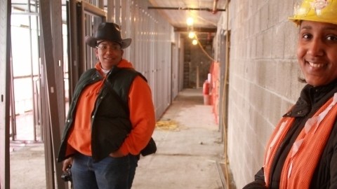 La plomera María Melenciano, acompañada de Ramona Allegrini (atrás) durante su trabajo de construcción en  una vivienda de Creston Ave. en El Bronx.