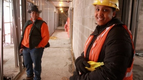 La plomera María Melenciano, acompañada de Ramona Allegrini (atrás) durante su trabajo de construcción en una vivienda de Creston Ave. en El Bronx.