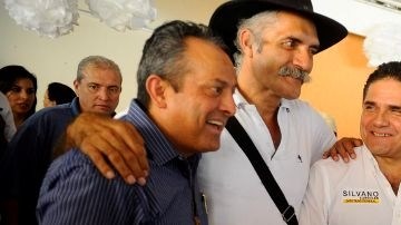 - El diputado Silvano Aureoles Conejo y Marat Paredes Montiel, segundo visitador de la Comisión Nacional de los Derechos Humanos (CNDH), se reunieron con el Consejo General de Autodefensas, en la ciudad de Apatzingán, Michoacán.