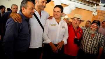 - El diputado Silvano Aureoles Conejo y Marat Paredes Montiel, segundo visitador de la Comisión Nacional de los Derechos Humanos (CNDH), se reunieron con el Consejo General de Autodefensas, en la ciudad de Apatzingán, Michoacán.
