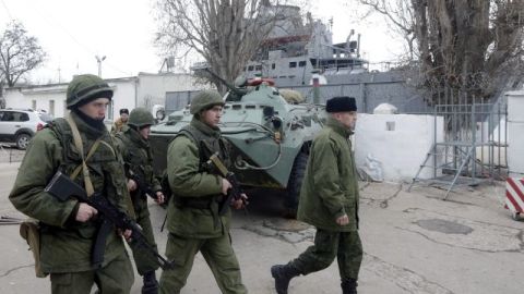 Soldados rusos de la Infantería de Marina vigilan el buque ruso "Orsk" (al fondo)  anclado en el puerto de Sebastopol, Crimea, Ucrania