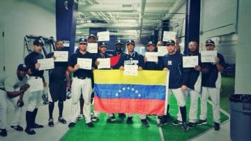 Foto que publicaron en Twitter los jugadores de los Yankees mostrando pancartas con la palabra “PAZ” y “SOSVenezuela”, además de la bandera de su país.