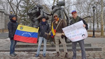 Para Andrés Prince,   derecha,  y sus acompañantes  su protesta es un mensaje de apoyo a sus  hermanos en la patria venezolana.