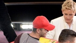 La pizza fue bien apreciada por actrices como Meryl Streep (de espaldas, a la extrema derecha) que no dudó en hacerse con dos porciones.