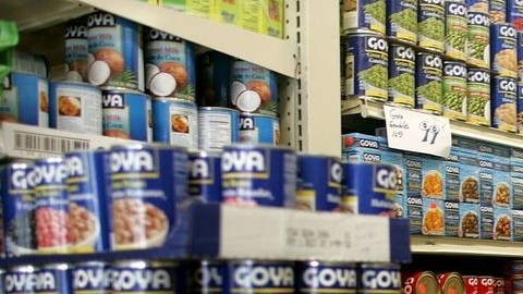 Alba Castillo compra en una bodega hispana en Hazleton. Ella es uno de los miles de hispanos que se mudaron al pequeño pueblo en Pennsylvania en busca de una vida mejor.