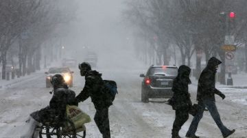 Debido a las nevadas, las autoridades del área metropolitana de Washington suspendieron el servicio de transporte público.