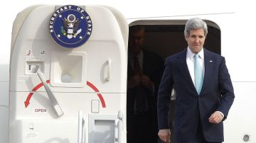 John Kerry va rumbo a Kiev para reunirse con las nuevas autoridades ucranianas.