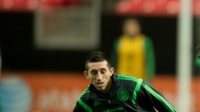 Héctor Herrera y Carlo "El Gullit" Peña disputan el esférico durante el entrenamiento