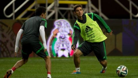 Isaac Brizuela controla el balón durante el entrenamiento de la selección mexicana
