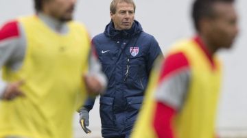 Jurgen Klinsmann, dirige  la práctica en el estadio Commerzbank-Arena de Frankffurt, antes de viajar a Chipre para jugar ante Ucrania.