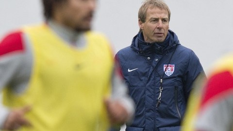 El técnico de  Estados Unidos, Jürgen Klinsmann, dirige un entrenamiento del equipo en el estadio Commerzbank-Arena de Fráncfort (Alemania FE/Boris Roessler