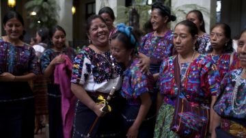 Familias de seis indígenas que fueron asesinados por el ejército durante una protesta luego del juicio a Efraín Ríos Mott en Ciuda de Guatemala.