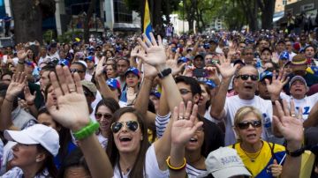 Un grupo de personas participa en una manifestación contra el Gobierno de Nicolás Maduro en Caracas .