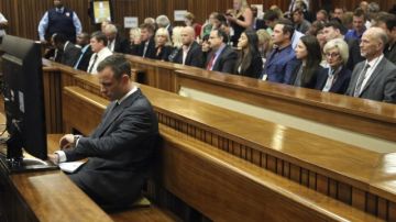 El atleta paralímpico sudafricano Oscar Pistorius   en el Tribunal Superior de Pretoria,  durante el primer día de juicio.