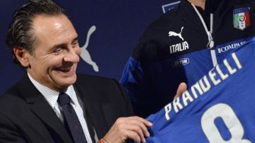 El técnico de la selección italiana de fútbol, Cesare Prandelli, posando con la nueva camiseta del equipo para el Mundial.