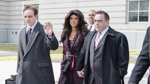 Teresa Giudice y su marido Giuseppe Giudice al salir del tribunal, junto a sus abogados.