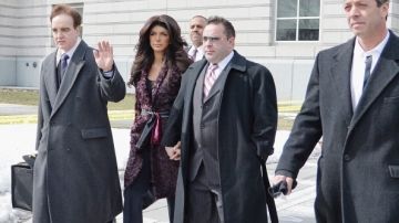 Teresa Giudice y su marido Giuseppe Giudice al salir del tribunal, junto a sus abogados.