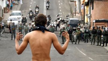Los guarimberos de San Cristóbal, estado Táchira, han decidido dar batalla en la calle y tienen tácticas para hacerlo. Aquí un joven parece burlarse de los soldados de la Guardia Nacional.