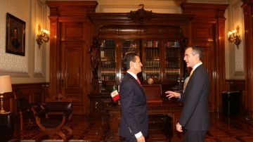 Garcetti y EPN hablaron sobre turismo, inversión e inmigración durante la visita del alcalde angelino a México.