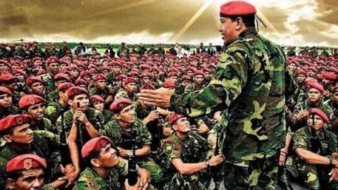 Este es uno de los carteles que está usando el Gobierno de Venezuela para mantener vivo el mito de Hugo Chávez.