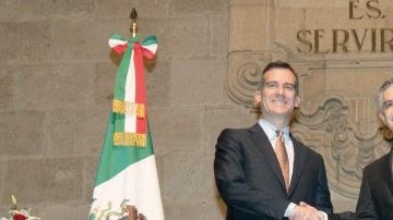 El alcalde de Los Ángeles, Eric Garcetti posa con el jefe de gobierno de la Ciudad de México, Miguel Ángel Mancera durante un acto oficial el lunes 3 de marzo de 2014.