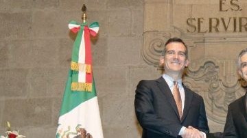 El alcalde de Los Ángeles, Eric Garcetti posa con el jefe de gobierno de la Ciudad de México, Miguel Ángel Mancera durante un acto oficial el lunes 3 de marzo de 2014.