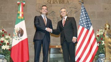 El alcalde de Los Ángeles, Eric Garcetti posa con el jefe de gobierno de la Ciudad de México, Miguel Ángel Mancera durante un acto oficial el lunes 3 de marzo de 2014.