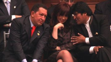 Raúl Castro, Daniel Ortega, Evo Morales (der.), Cristina Kirchner (centro) y Rafael Correa, eran los principales aliados en Latinoamérica del fallecido presidente Hugo Chávez (izq.)