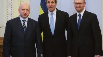 El secretario de Estado estadounidense, John Kerry (c), posa junto al primer ministro interino ucraniano, Arseniy Yatsenyuk (d), y el presidente interino del país, Alexandr Turchínov (i).