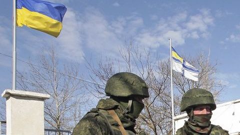Militares presuntamente rusos bloquen base naval en Novoozerniy
