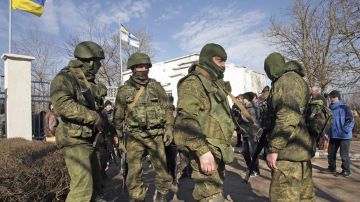 Militares presuntamente rusos bloquen base naval en Novoozerniy