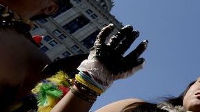 Ecuatorianos se manifestaron cerca de un tibunal en Nueva York ante el fallo contra la petrolera estadounidense.