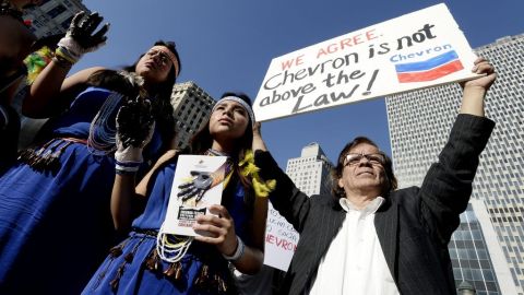 Ecuatorianos se manifestaron cerca de un tibunal en Nueva York ante el fallo contra la petrolera estadounidense.