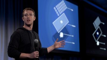 Mark Zuckerberg negocia la compra de Titán Aerospace, empresa que fabrica los aviones no tripulados.