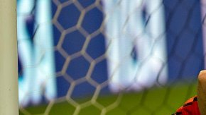 Javier "Chicharito" Hernández se lamenta tras fallar una oportunidad clara de gol