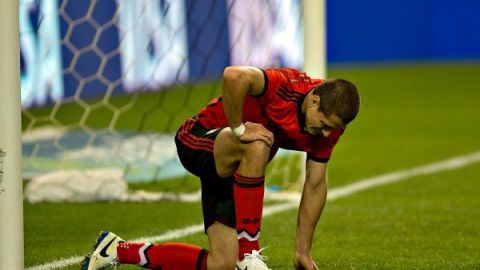 Javier "Chicharito" Hernández se lamenta tras fallar una oportunidad clara de gol