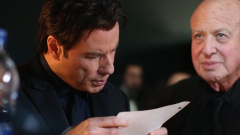 John Travolta ensayó lo que iba a decir, pero tal lo traicionaron las luces... o los lentes de contacto. Nadie sabe.