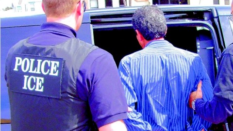 Arresto de un indocumentado con antecedentes penales en San Diego, California, por parte del ICE.