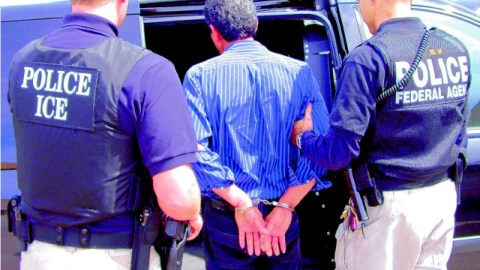 Arresto de un indocumentado con antecedentes penales en San Diego, California, por parte del ICE.