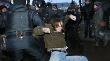 Un opositor ruso es detenido durante una protesta contra la ocupación de Crimea.