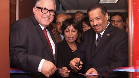 Roberto Rosario Márquez (der.), Rosario Graciano de los Santos (centro) y el cónsul Luis Lithgow cortan la cinta como parte de la apertura de las oficinas de la JCE en Nueva York.