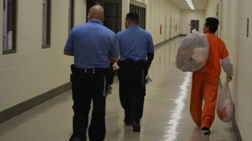 En los últimos dos años, ICE ha emitido cerca de 400,000 “detainers”, ordenes de retener a presos en cárceles locales.