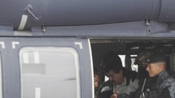 “El Chapo” Guzmán al momento de ser transportado al penal de alta seguridad de “El Altiplano”.