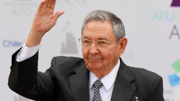 Castro participa en el homenaje del primer aniversario de la muerte de Chávez.