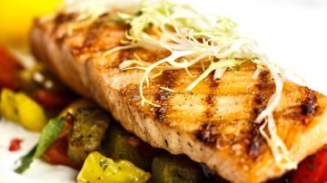 En Cuaresma, el salmón puede prepararse marinado, ahumado, al horno o al ajo; además de ser delicioso, es una de las comidas más nutritivas.
