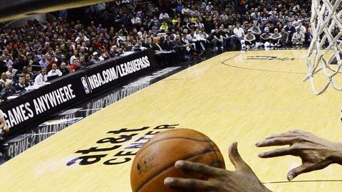 Jugada del partido en la que se ve a LeBron James y Tim Duncan.